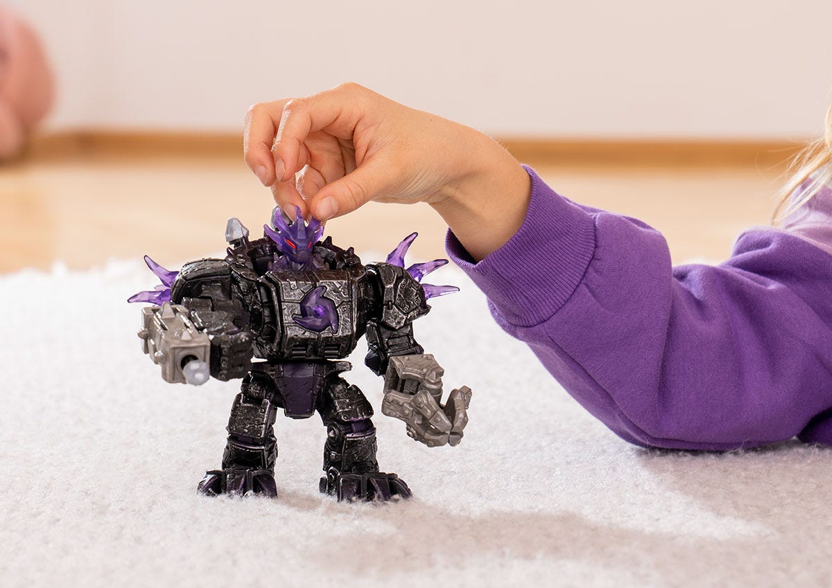 Gran Robot de sombra con minicriatura