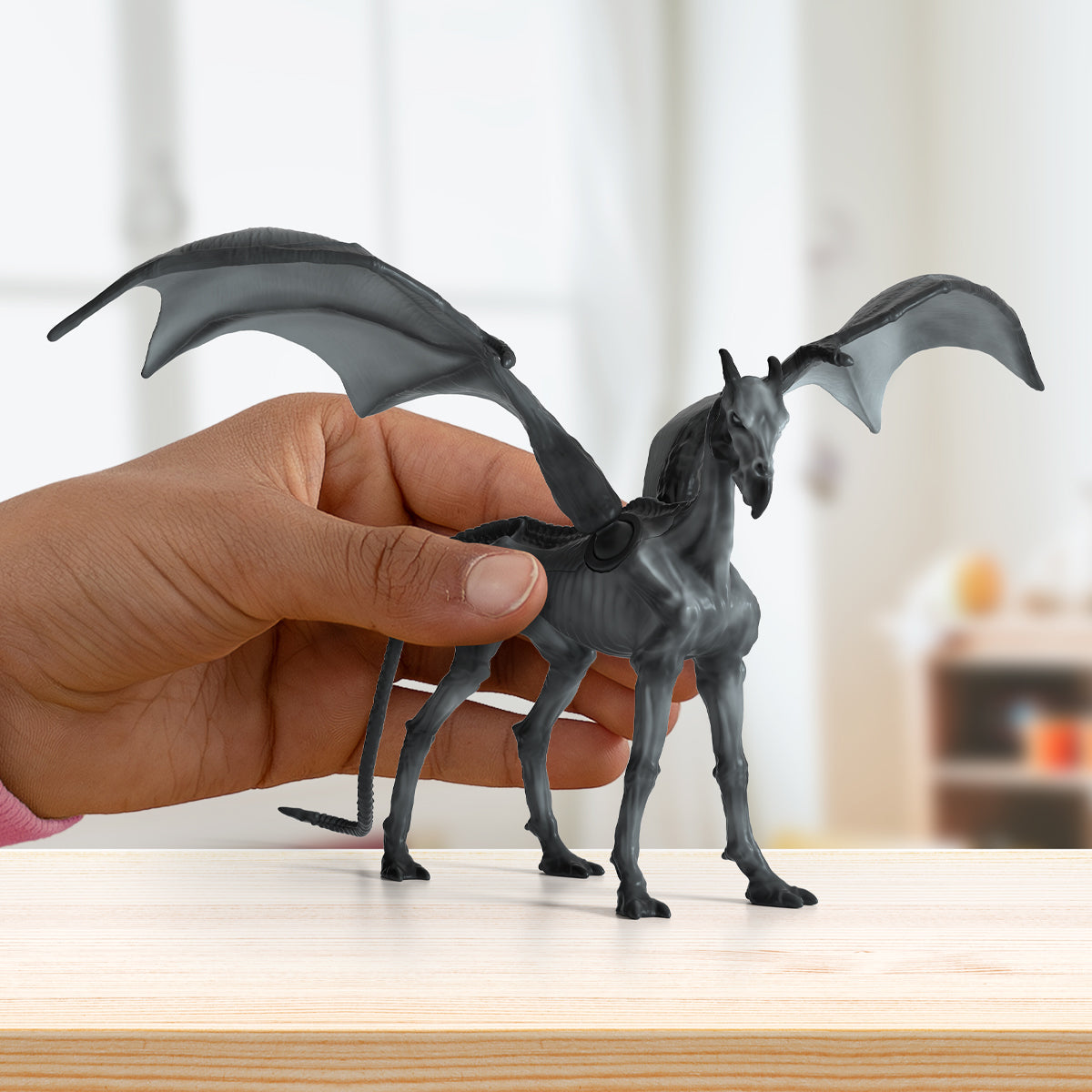 SCHLEICH 13996 Thestral Wizarding World - Figura Di Cavallo Alato Scheletrico, Giocattolo Per Bambini Da 6 Anni, 21x16x18cm